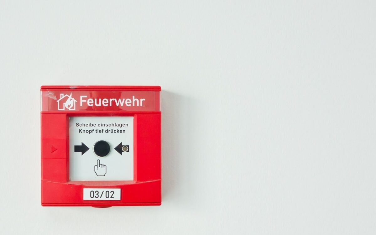 Ein Feuermelder an einer Wand Ein Feuermelder an einer Wand